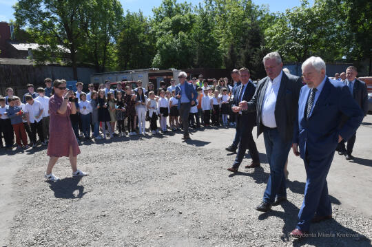 077jpg.jpg-Wmurowanie kamienia węgielnego pod budowę hali sportowej przy Szkole Podstawowej nr 26