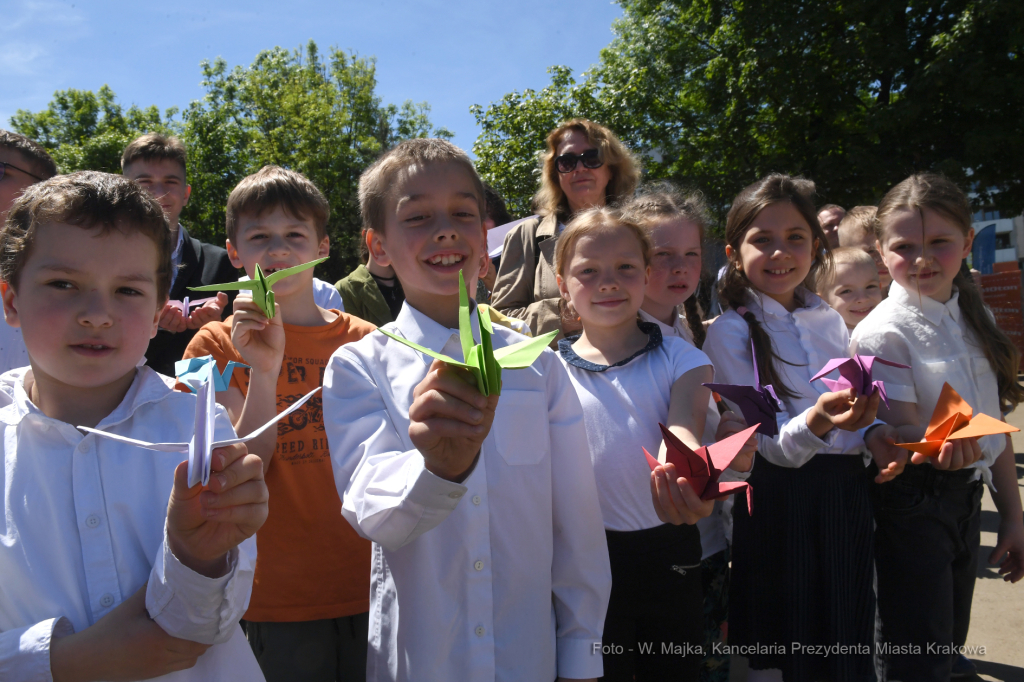 1010jpg.jpg-Wmurowanie kamienia węgielnego pod budowę hali sportowej przy Szkole Podstawowej nr 26  Autor: W. Majka