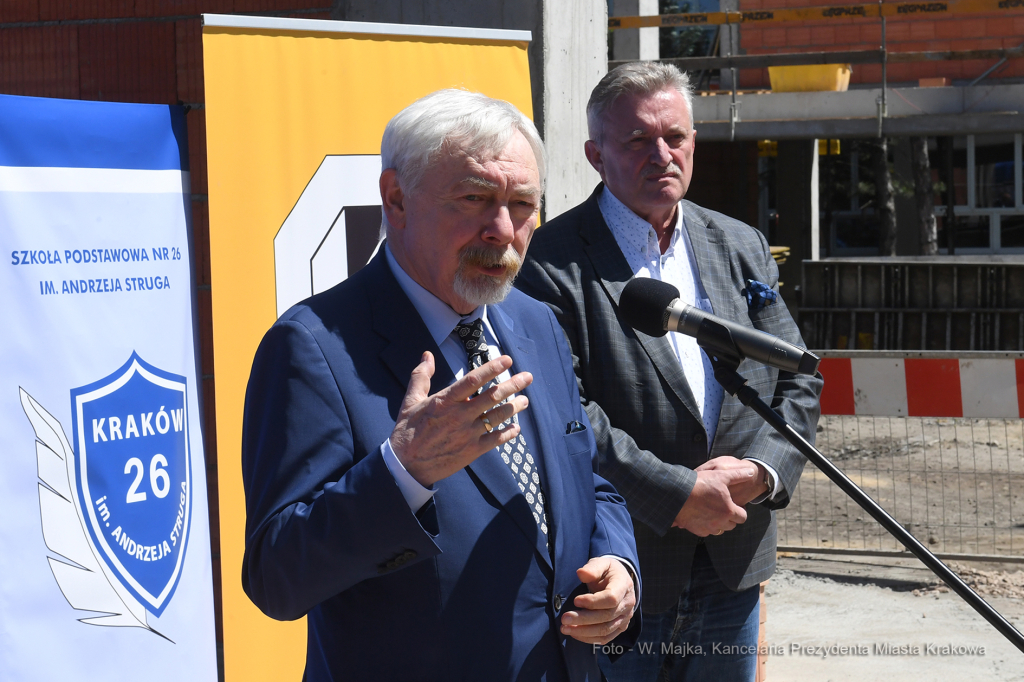 1212jpg.jpg-Wmurowanie kamienia węgielnego pod budowę hali sportowej przy Szkole Podstawowej nr 26  Autor: W. Majka