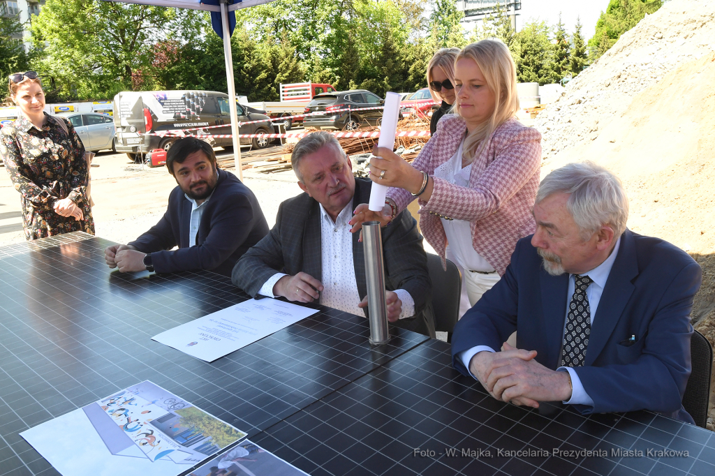 1717jpg.jpg-Wmurowanie kamienia węgielnego pod budowę hali sportowej przy Szkole Podstawowej nr 26  Autor: W. Majka