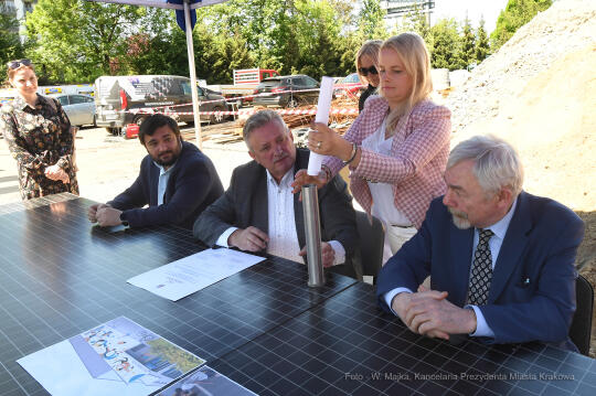 1717jpg.jpg-Wmurowanie kamienia węgielnego pod budowę hali sportowej przy Szkole Podstawowej nr 26