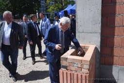 1818jpg.jpg-Wmurowanie kamienia węgielnego pod budowę hali sportowej przy Szkole Podstawowej nr 26