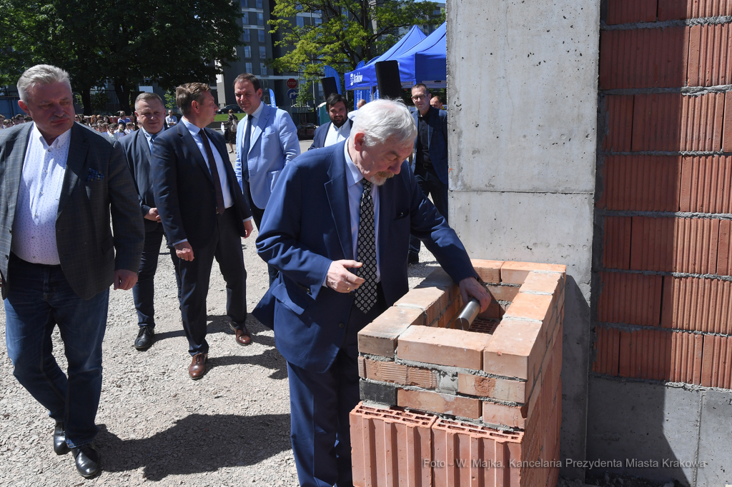 1818jpg.jpg-Wmurowanie kamienia węgielnego pod budowę hali sportowej przy Szkole Podstawowej nr 26  Autor: W. Majka