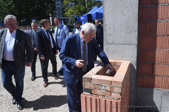 1818jpg.jpg-Wmurowanie kamienia węgielnego pod budowę hali sportowej przy Szkole Podstawowej nr 26