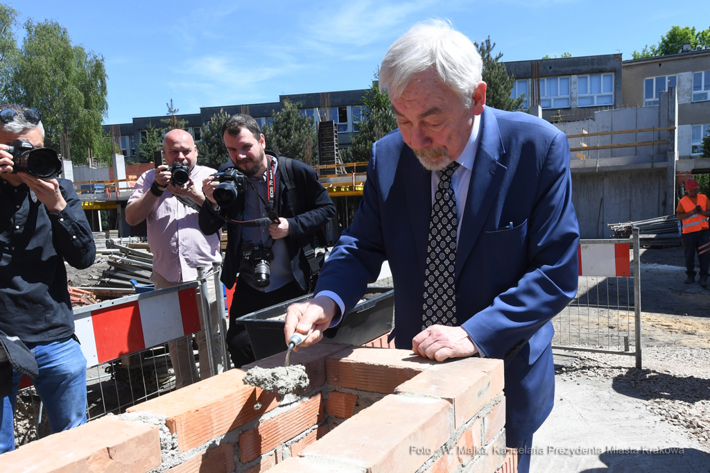 1919jpg.jpg-Wmurowanie kamienia węgielnego pod budowę hali sportowej przy Szkole Podstawowej nr 26  Autor: W. Majka