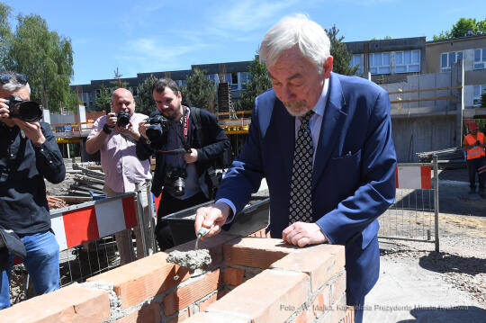 1919jpg.jpg-Wmurowanie kamienia węgielnego pod budowę hali sportowej przy Szkole Podstawowej nr 26
