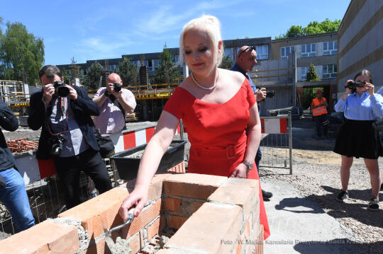 2020jpg.jpg-Wmurowanie kamienia węgielnego pod budowę hali sportowej przy Szkole Podstawowej nr 26