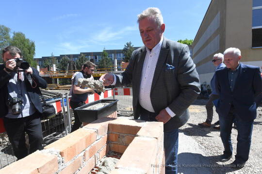 2222jpg.jpg-Wmurowanie kamienia węgielnego pod budowę hali sportowej przy Szkole Podstawowej nr 26