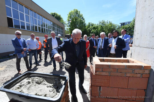 2323jpg.jpg-Wmurowanie kamienia węgielnego pod budowę hali sportowej przy Szkole Podstawowej nr 26