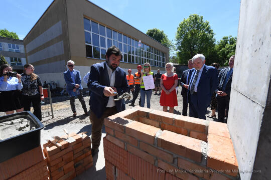 2424jpg.jpg-Wmurowanie kamienia węgielnego pod budowę hali sportowej przy Szkole Podstawowej nr 26