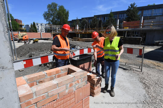 2626jpg.jpg-Wmurowanie kamienia węgielnego pod budowę hali sportowej przy Szkole Podstawowej nr 26