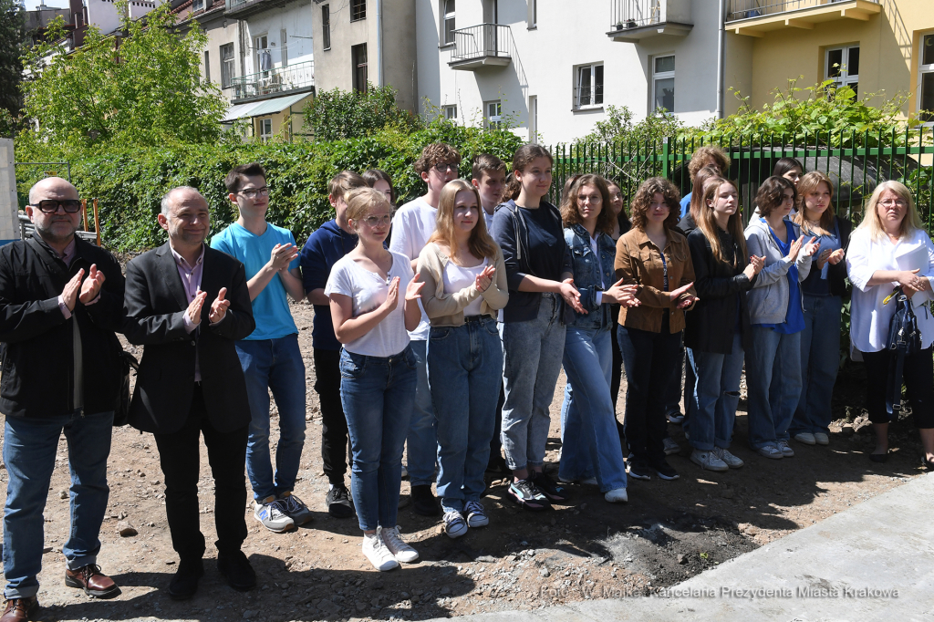 1212jpg.jpg-hali sportowej przy IX Liceum  Autor: W. Majka