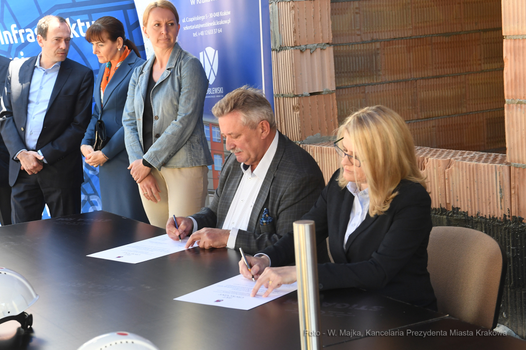 1717jpg.jpg-hali sportowej przy IX Liceum  Autor: W. Majka