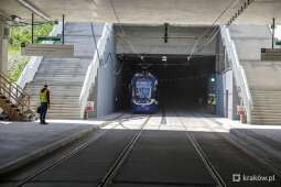 epic49su.jpeg-Przejazdy testowe tramwaju w tunelu na Trasie Łagiewnickiej