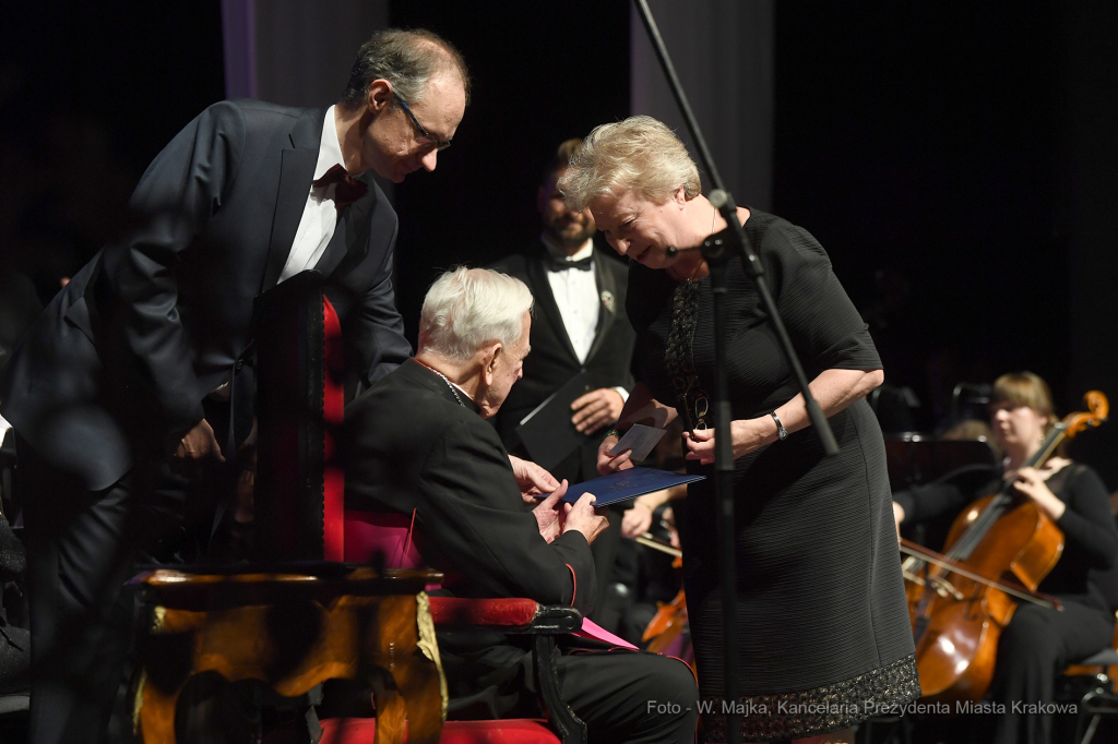 055jpg.jpg-Gala Jubileuszowa 70-lecia święceń kapłańskich księdza infułata Jerzego Bryły  Autor: W. Majka