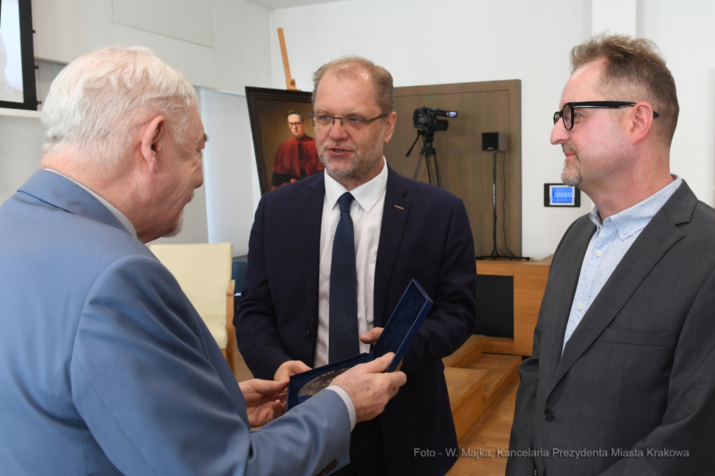 077jpg.jpg-100. urodziny profesora Aleksandra Krawczuka  Autor: W. Majka