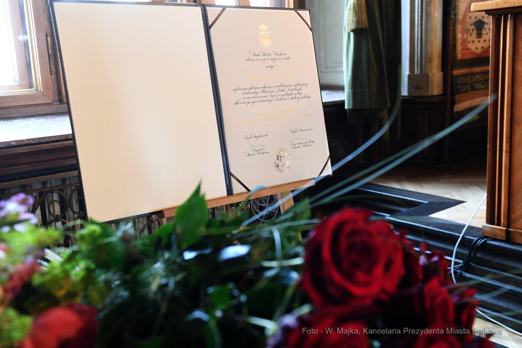 066jpg.jpg-akt nadania Honorowego Obywatelstwa śp. Jerzemu Treli  Autor: W. Majka