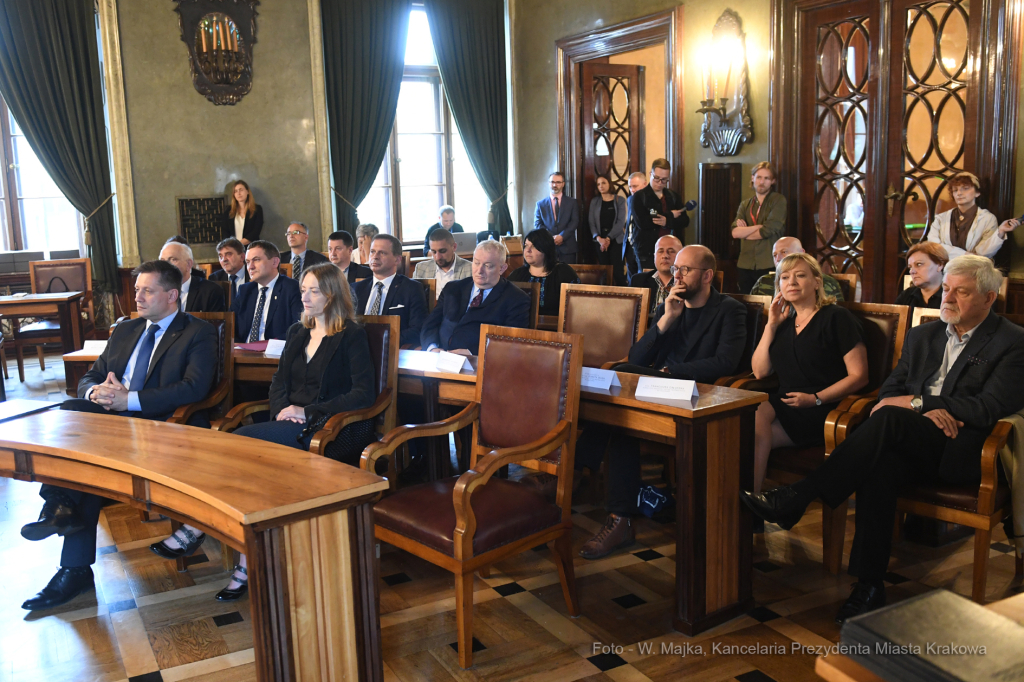 1212jpg.jpg-akt nadania Honorowego Obywatelstwa śp. Jerzemu Treli  Autor: W. Majka