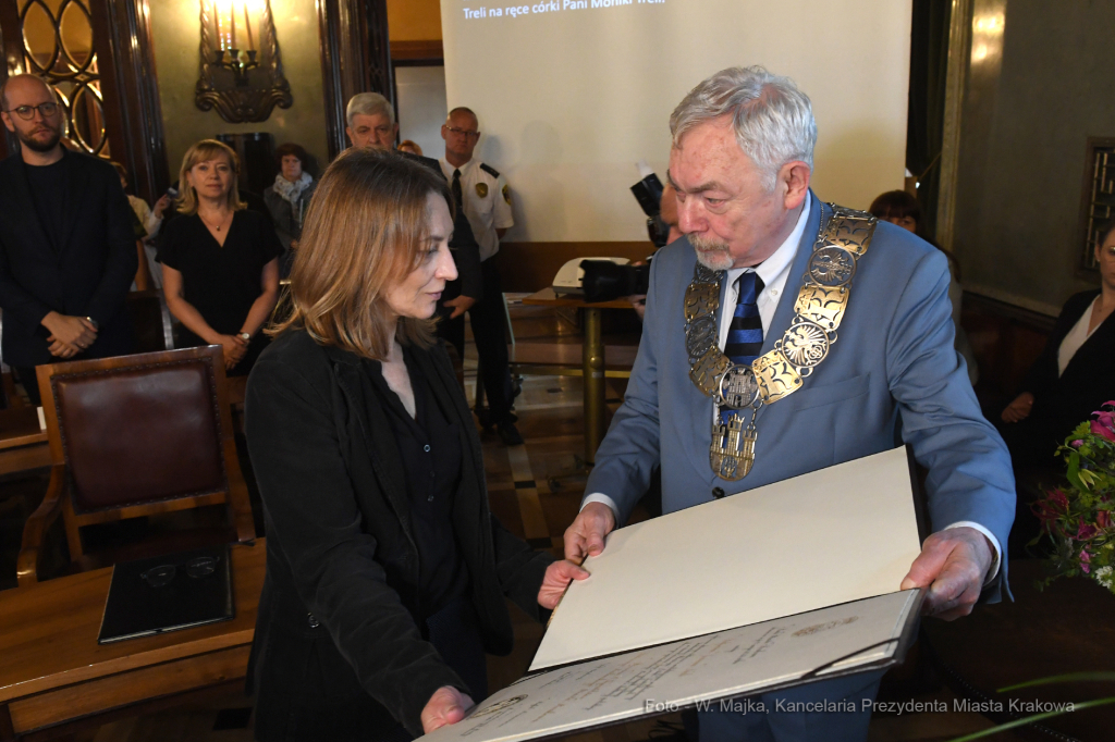 1313jpg.jpg-akt nadania Honorowego Obywatelstwa śp. Jerzemu Treli  Autor: W. Majka