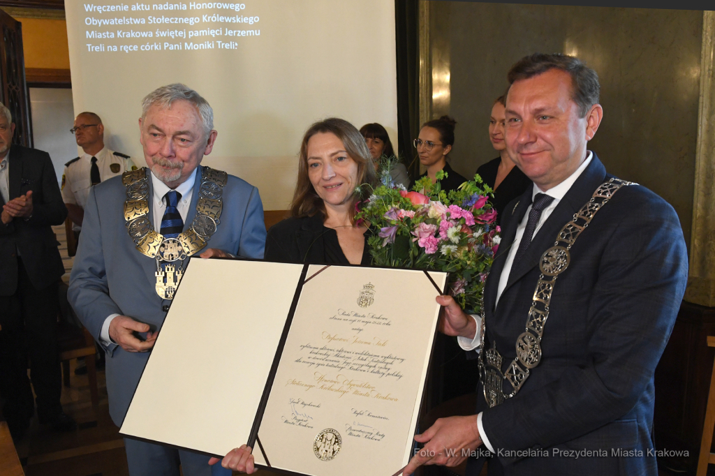 1616jpg.jpg-akt nadania Honorowego Obywatelstwa śp. Jerzemu Treli  Autor: W. Majka