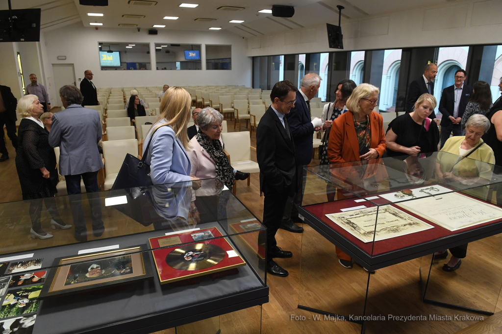 055jpg.jpg-Pokaz nabytków związanych z honorowymi obywatelami Krakowa  Autor: W. Majka