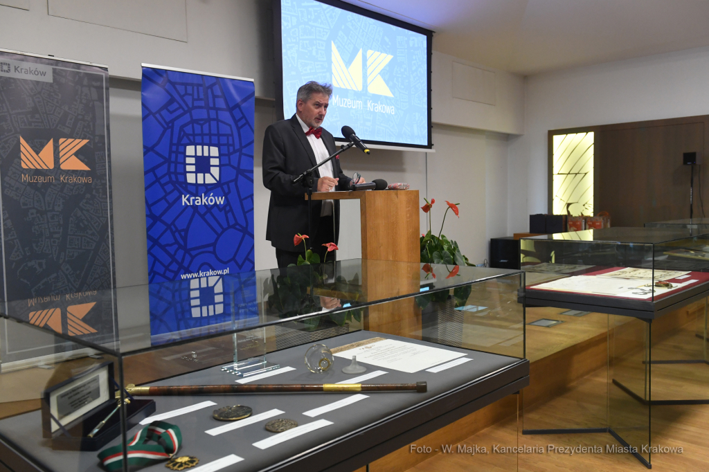 099jpg.jpg-Pokaz nabytków związanych z honorowymi obywatelami Krakowa  Autor: W. Majka