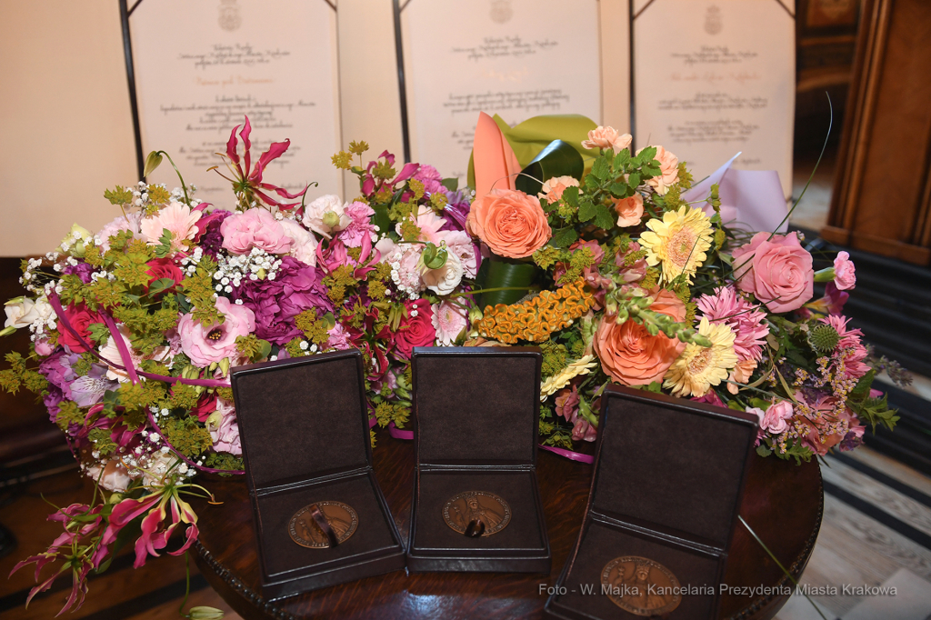 044jpg.jpg-brązowe Cracoviae Merenti  Autor: W. Majka