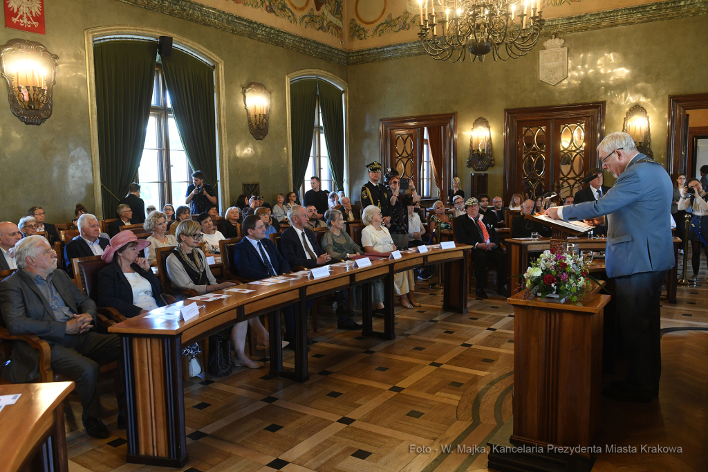 2222jpg.jpg-brązowe Cracoviae Merenti  Autor: W. Majka