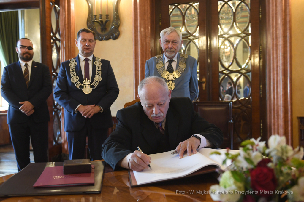 5656jpg.jpg-brązowe Cracoviae Merenti  Autor: W. Majka