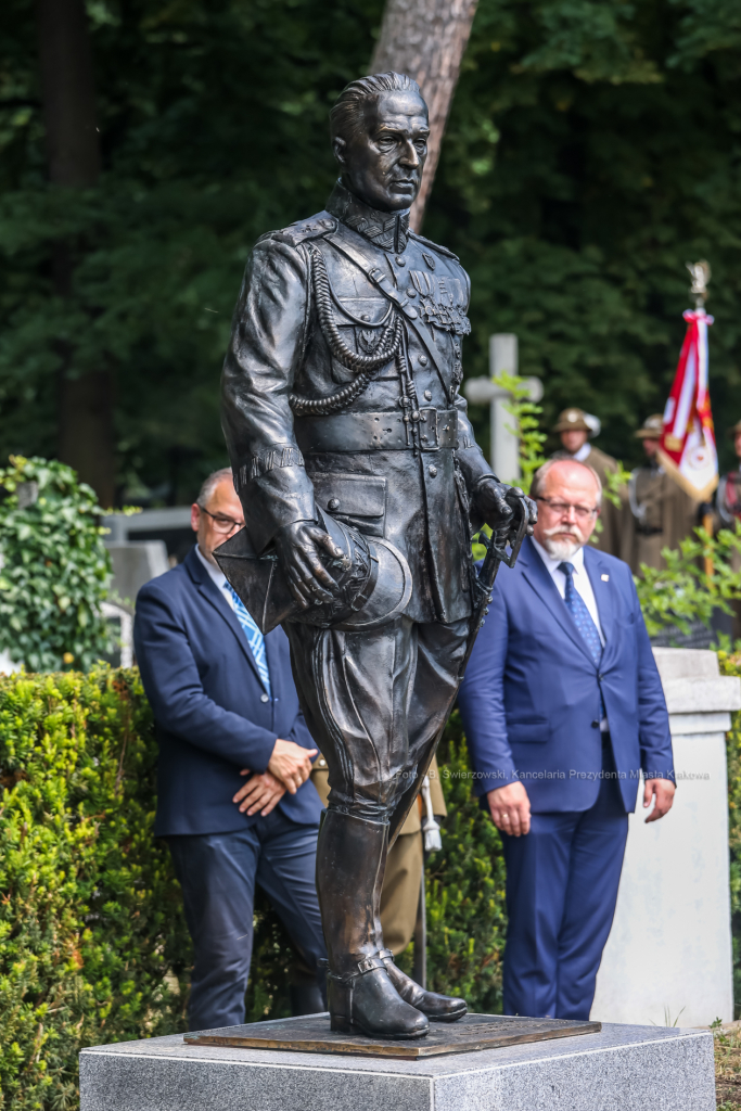 bs_220630_2044.jpg-Pomnik Wieniawy Długoszowskiego, Majchrowski, Uroczystości  Autor: B. Świerzowski