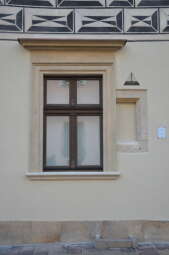 okno z obramieniem z kamienia po konserwacji.jpg
