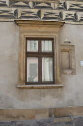 okno z obramieniem z kamienia przed konserwacją.jpg
