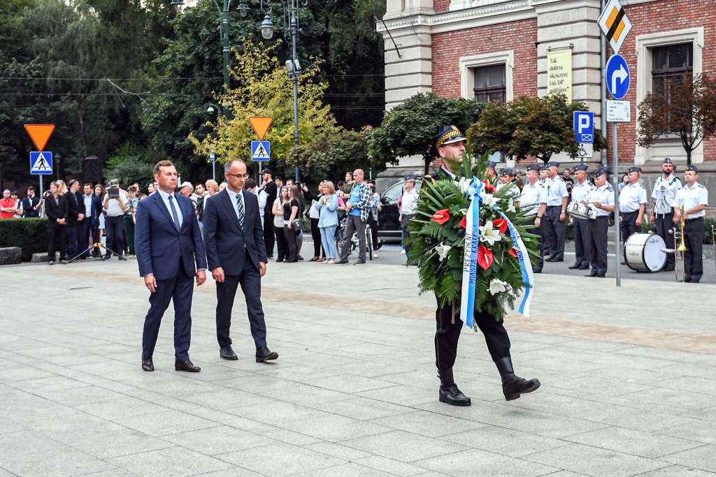 20220801_umk_021.jpg-78. rocznica wybuchu Powstania Warszawskiego, złożenie kwiatów  Autor: P. Wojnarowski