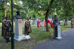 umk_7706.jpg-Capstrzyk, Park im dr H. Jordana, gen. Władysław Anders, Anna Anders