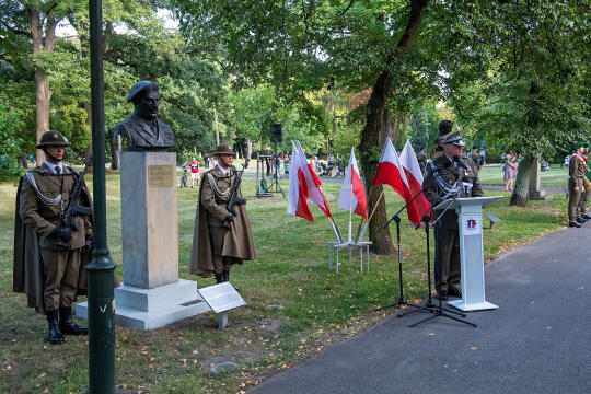 umk_7706.jpg-Capstrzyk, Park im dr H. Jordana, gen. Władysław Anders, Anna Anders