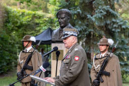 umk_7721.jpg-Capstrzyk, Park im dr H. Jordana, gen. Władysław Anders, Anna Anders