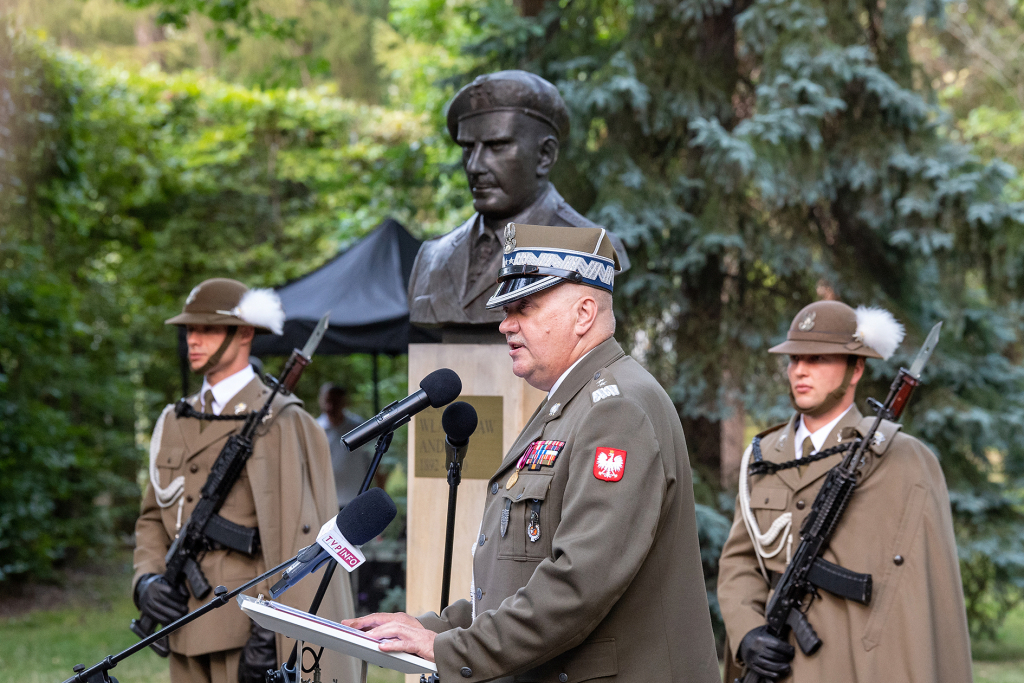 umk_7721.jpg-Capstrzyk, Park im dr H. Jordana, gen. Władysław Anders, Anna Anders  Autor: P. Wojnarowski