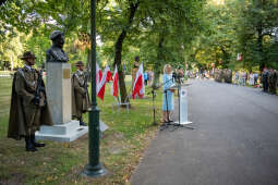 umk_7803.jpg-Capstrzyk, Park im dr H. Jordana, gen. Władysław Anders, Anna Anders
