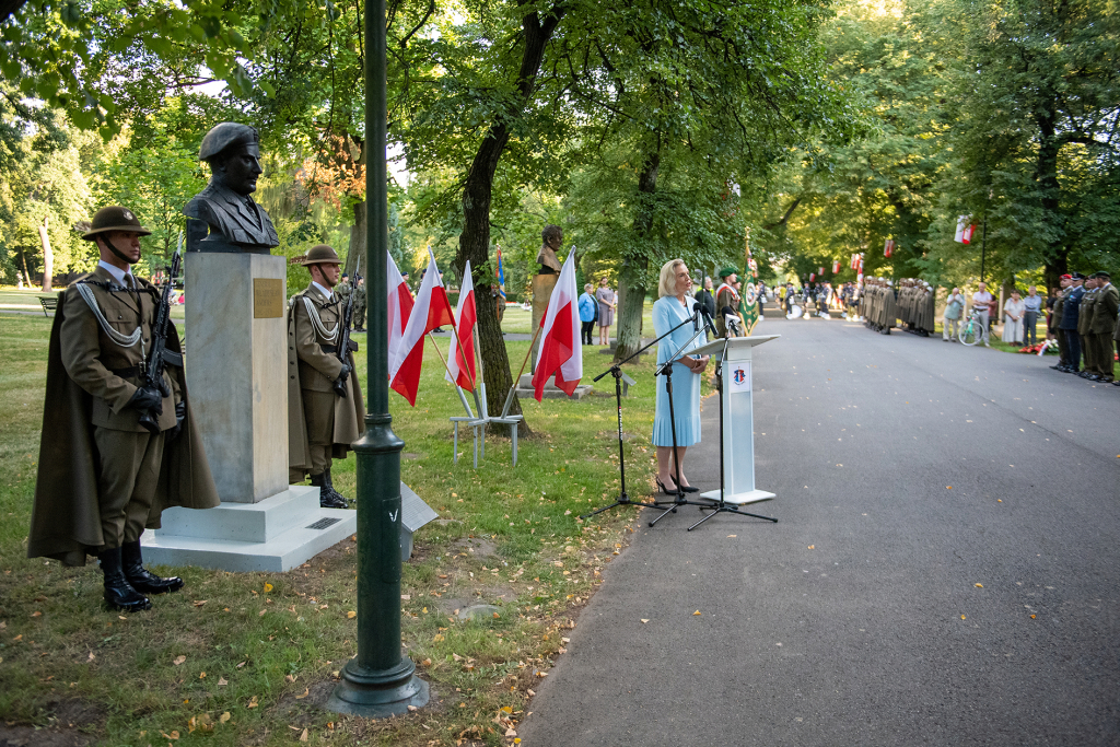 umk_7803.jpg-Capstrzyk, Park im dr H. Jordana, gen. Władysław Anders, Anna Anders  Autor: P. Wojnarowski