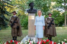 umk_7934.jpg-Capstrzyk, Park im dr H. Jordana, gen. Władysław Anders, Anna Anders