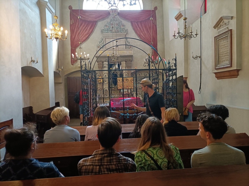 Wizyta członków Młodzieżowej Rady Lipska w Krakowie. Zwiedzanie Kazimierza. Synagoga Remuh.