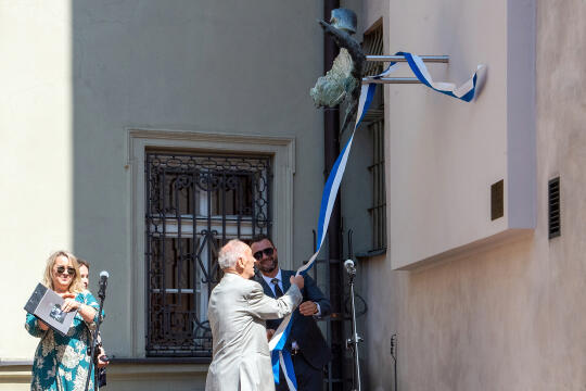 umk_8976.jpg-Anioł Światła, Enrico Muscetra, rzeźba, odsłonięcie, Poselska