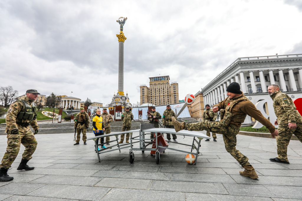 Wypoczynek ukraińskich wojskowych na Majdanie Niepodległości w Kijowie
