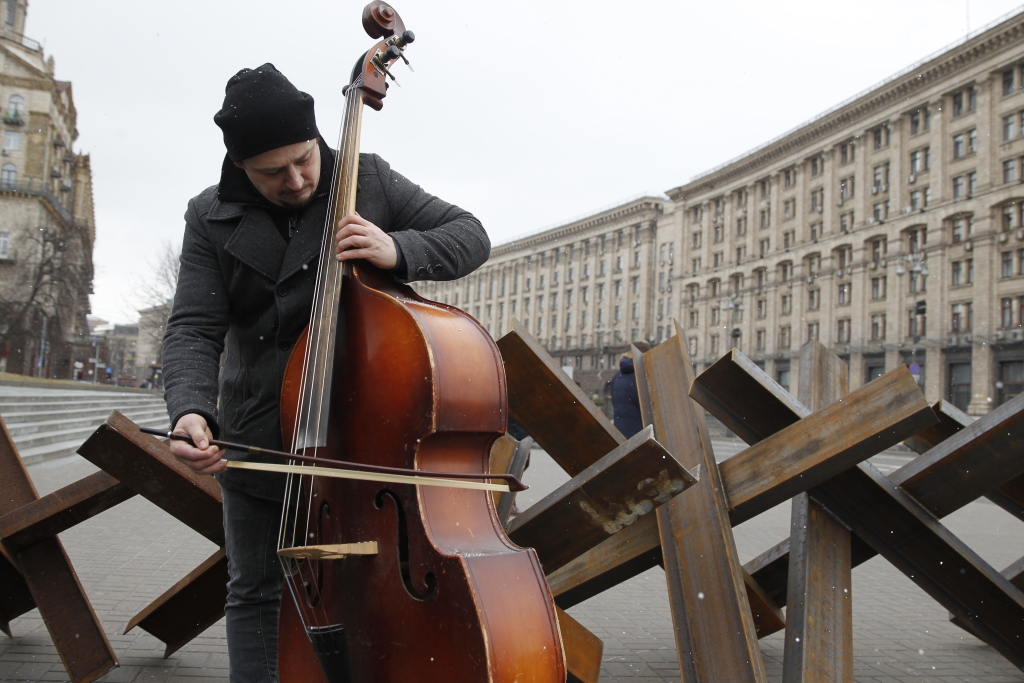 Muzyk uliczny w centrum Kijowa