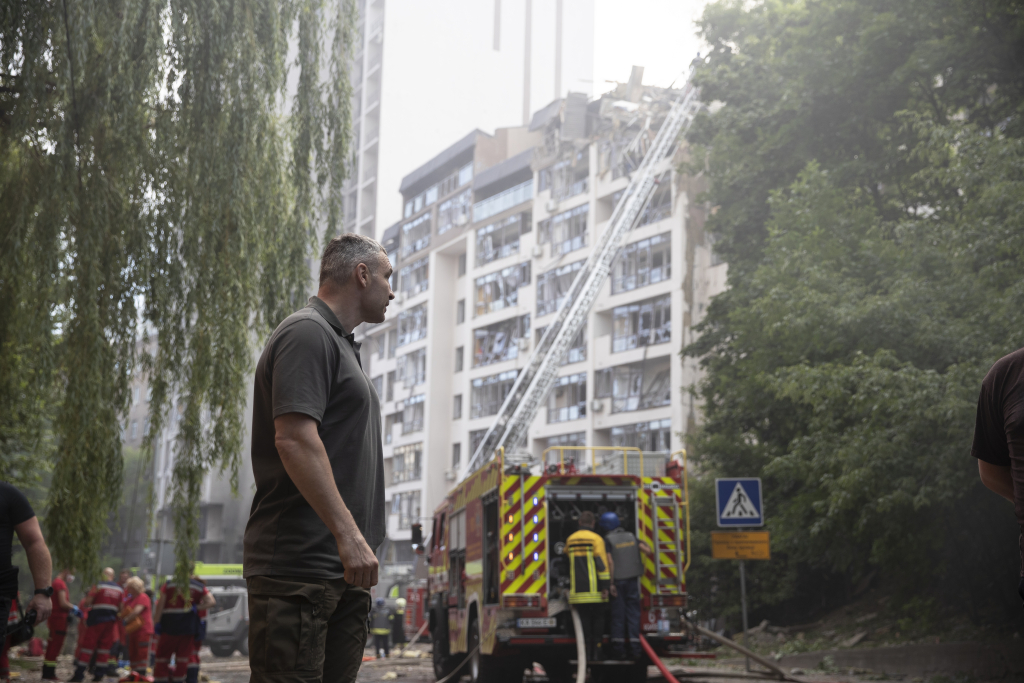 Mer Kijowa Witalij Kłyczko analizuje konsekwencje uderzenia rosyjskiego pocisku w budynek cywilny