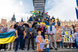 umk_0219.jpg-Kraków, Ukraina, solidarność, marsz, podświetlenia