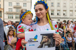 umk_0220.jpg-Kraków, Ukraina, solidarność, marsz, podświetlenia