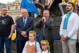 umk_0228.jpg-Kraków, Ukraina, solidarność, marsz, podświetlenia