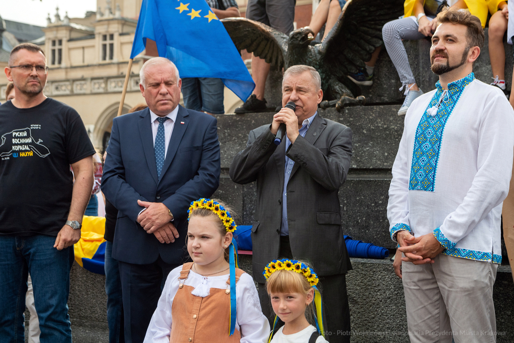 umk_0228.jpg-Kraków, Ukraina, solidarność, marsz, podświetlenia  Autor: P. Wojnarowski
