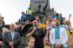 umk_0238.jpg-Kraków, Ukraina, solidarność, marsz, podświetlenia